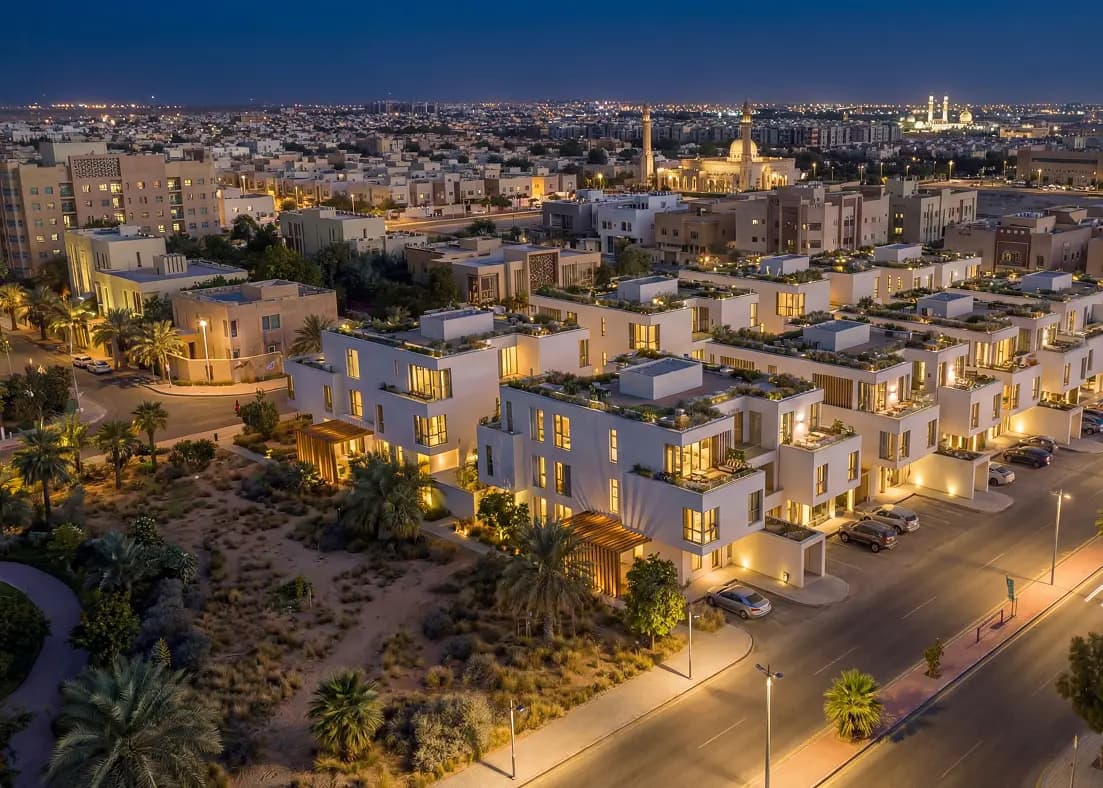 منظر جوي ليلي لمجتمع سكني حديث في الرياض