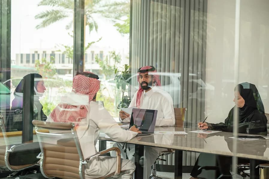 مجلس إدارة إنمار في اجتماع حوكمة مؤسسية داخل قاعة اجتماعات حديثة